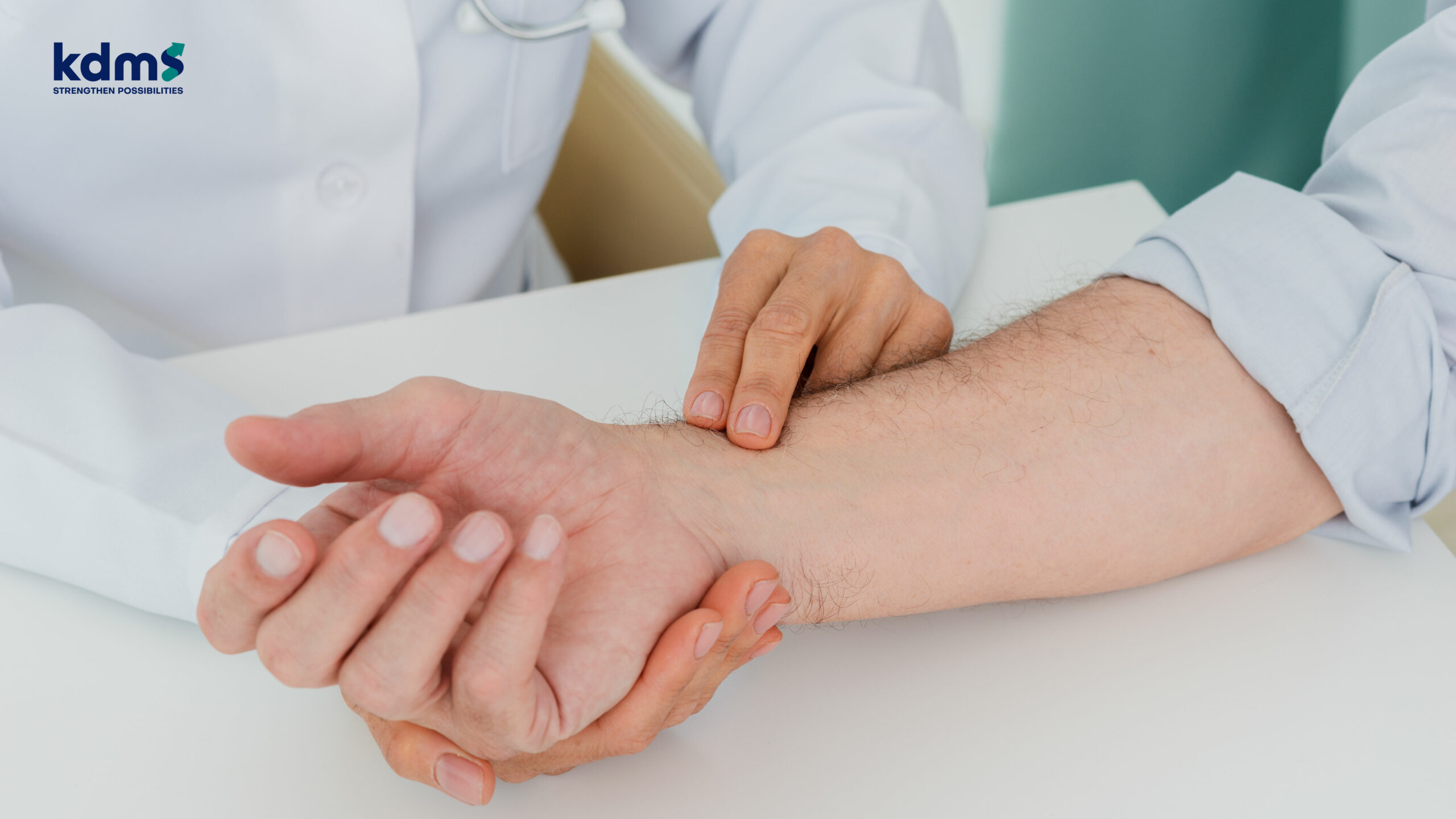 เมื่อไหร่ที่แพทย์แนะนำผ่าตัดพังผืดทับเส้นประสาทที่ข้อมือ?